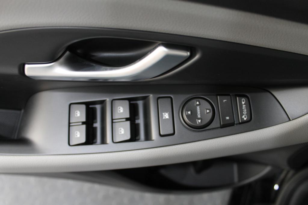 Hyundai i30 PREMIUM NAVI PDC v+h KLIUMAAUTOMATIK TEMPOMAT
