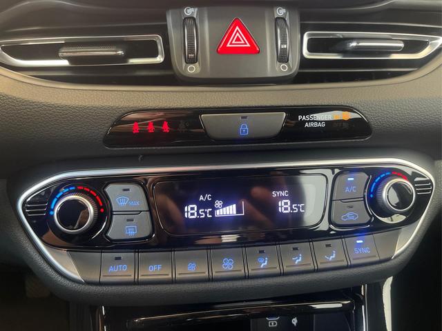 Hyundai i30 Kombi PREMIUM NAVI SHZ RFK PDC v+h KLIMAAUTOMATIK 