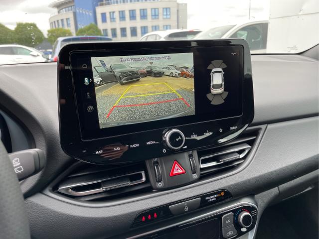 Hyundai / i30 / Weiß / / / 