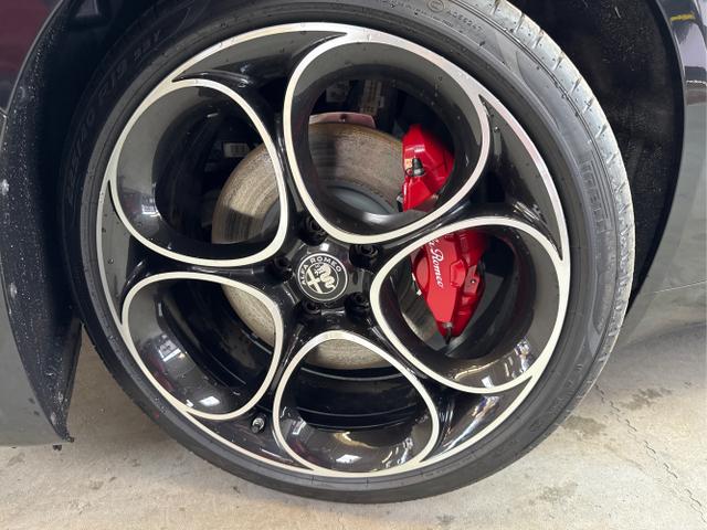 Alfa Romeo / Giulia / Schwarz / / / AUT NAVI SHZ RFK ACC Harman/Kardon