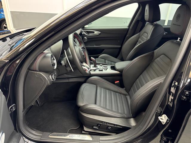 Alfa Romeo / Giulia / Schwarz / / / AUT NAVI SHZ RFK ACC Harman/Kardon