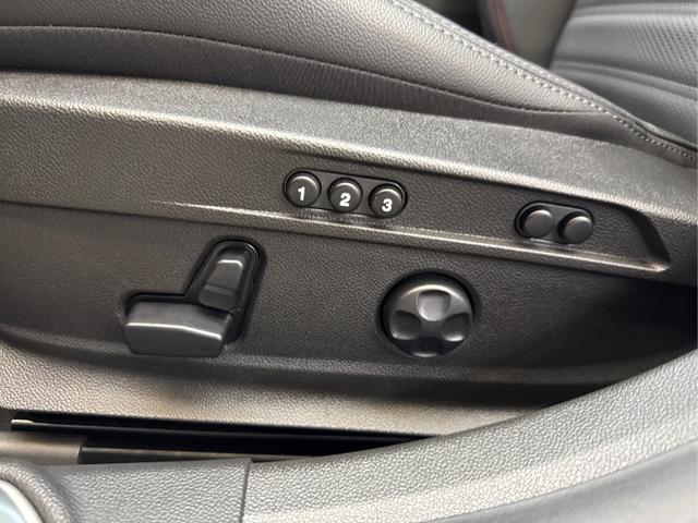 Alfa Romeo / Giulia / Schwarz / / / AUT NAVI SHZ RFK ACC Harman/Kardon