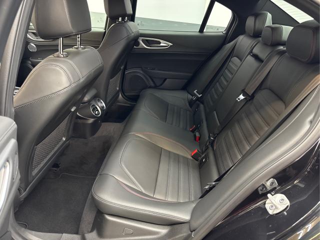 Alfa Romeo / Giulia / Schwarz / / / AUT NAVI SHZ RFK ACC Harman/Kardon