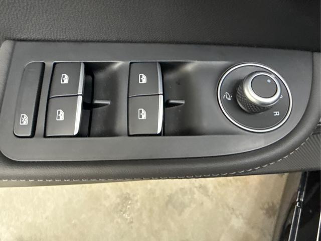 Alfa Romeo / Giulia / Schwarz / / / AUT NAVI SHZ RFK ACC Harman/Kardon