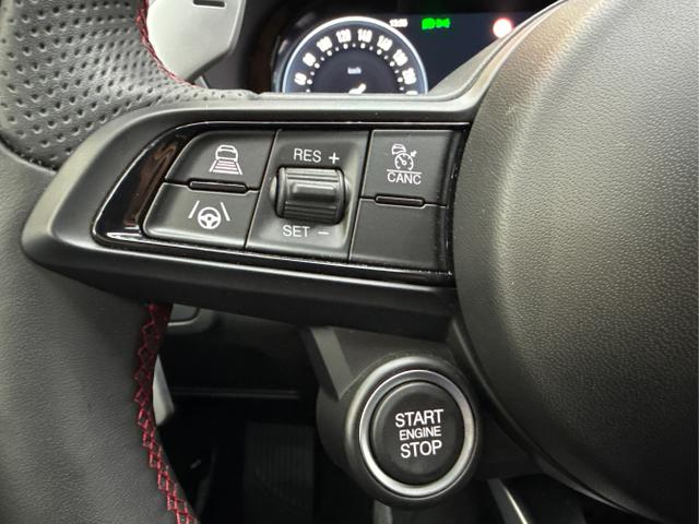 Alfa Romeo / Giulia / Schwarz / / / AUT NAVI SHZ RFK ACC Harman/Kardon
