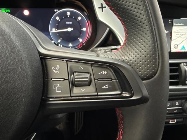 Alfa Romeo / Giulia / Schwarz / / / AUT NAVI SHZ RFK ACC Harman/Kardon