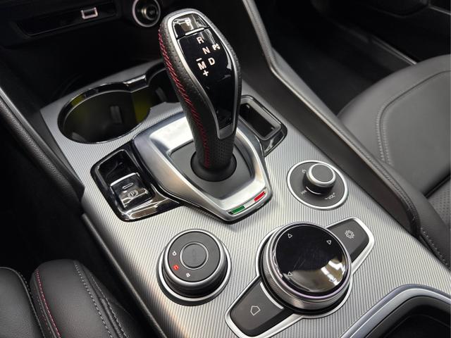 Alfa Romeo / Giulia / Schwarz / / / AUT NAVI SHZ RFK ACC Harman/Kardon