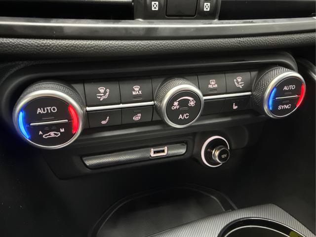 Alfa Romeo / Giulia / Schwarz / / / AUT NAVI SHZ RFK ACC Harman/Kardon