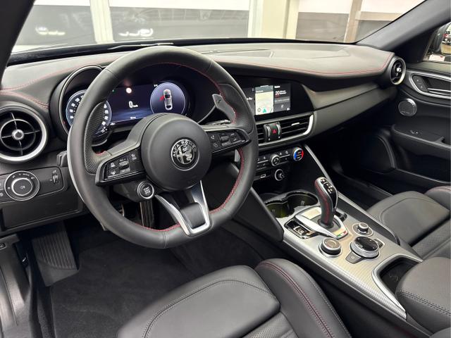 Alfa Romeo / Giulia / Schwarz / / / AUT NAVI SHZ RFK ACC Harman/Kardon