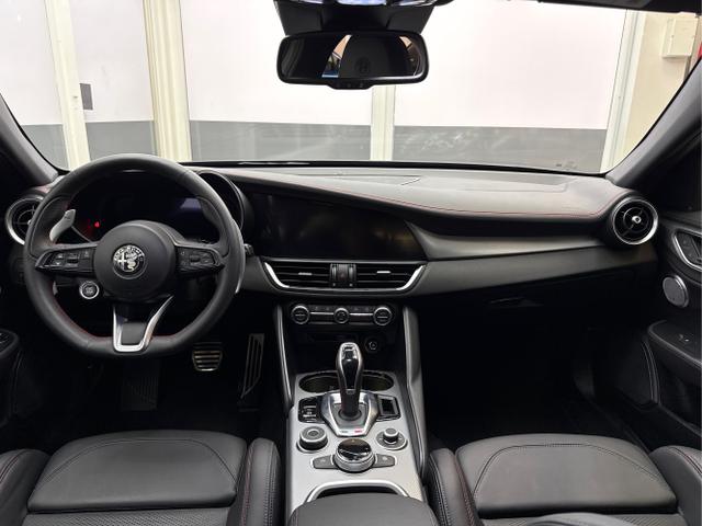 Alfa Romeo / Giulia / Schwarz / / / AUT NAVI SHZ RFK ACC Harman/Kardon