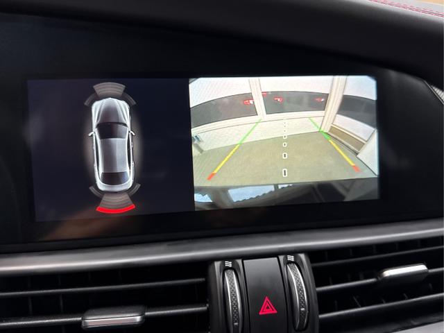 Alfa Romeo / Giulia / Schwarz / / / AUT NAVI SHZ RFK ACC Harman/Kardon