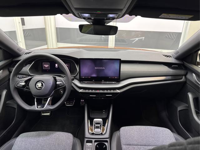 Skoda / Octavia / Orange / / / DSG ACC 13 Zoll NAVI MATRIX SHZ KESSY