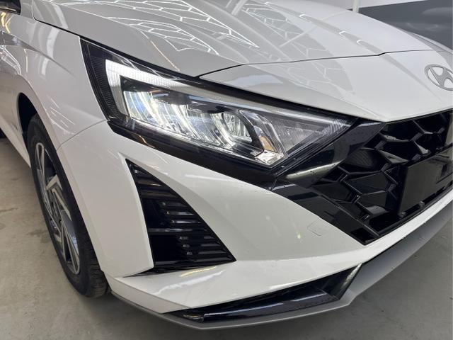 Hyundai / i20 / Weiß / / / DCT ACC SHZ NAVI RFK 