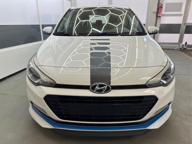 Hyundai / i20 / Weiß / / / Einer von 700 NAVI SHZ PDC v+h 18ALU