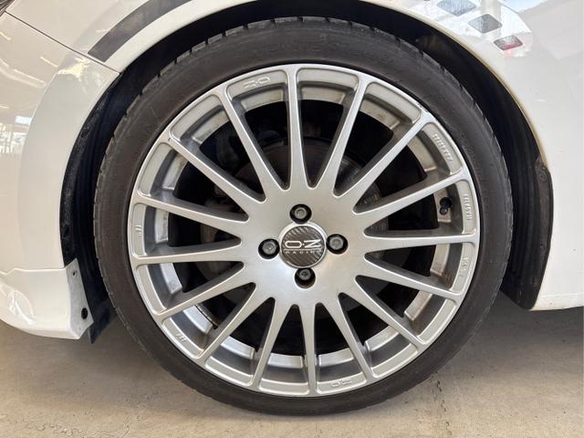 Hyundai / i20 / Weiß / / / Einer von 700 NAVI SHZ PDC v+h 18ALU