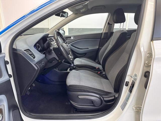 Hyundai / i20 / Weiß / / / Einer von 700 NAVI SHZ PDC v+h 18ALU