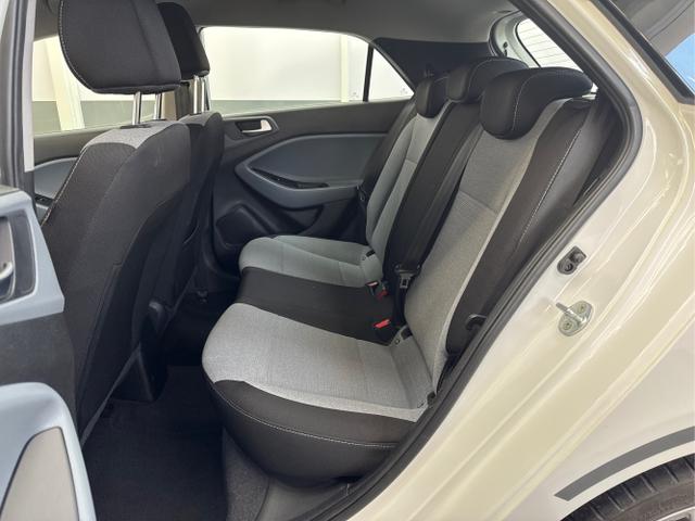 Hyundai / i20 / Weiß / / / Einer von 700 NAVI SHZ PDC v+h 18ALU