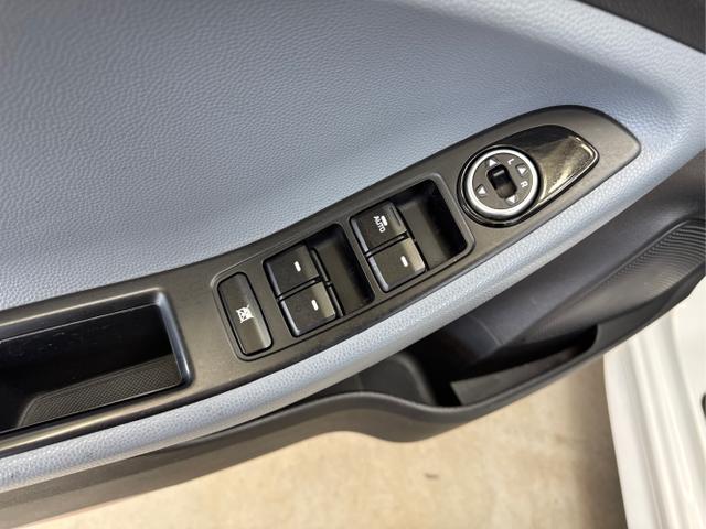 Hyundai / i20 / Weiß / / / Einer von 700 NAVI SHZ PDC v+h 18ALU