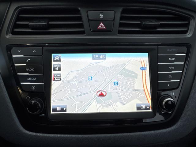 Hyundai / i20 / Weiß / / / Einer von 700 NAVI SHZ PDC v+h 18ALU