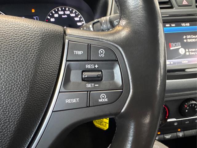 Hyundai / i20 / Weiß / / / Einer von 700 NAVI SHZ PDC v+h 18ALU