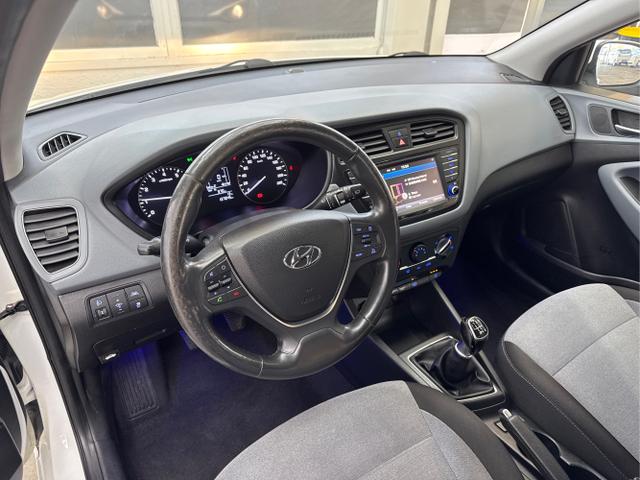 Hyundai / i20 / Weiß / / / Einer von 700 NAVI SHZ PDC v+h 18ALU