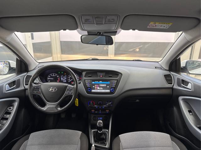 Hyundai / i20 / Weiß / / / Einer von 700 NAVI SHZ PDC v+h 18ALU