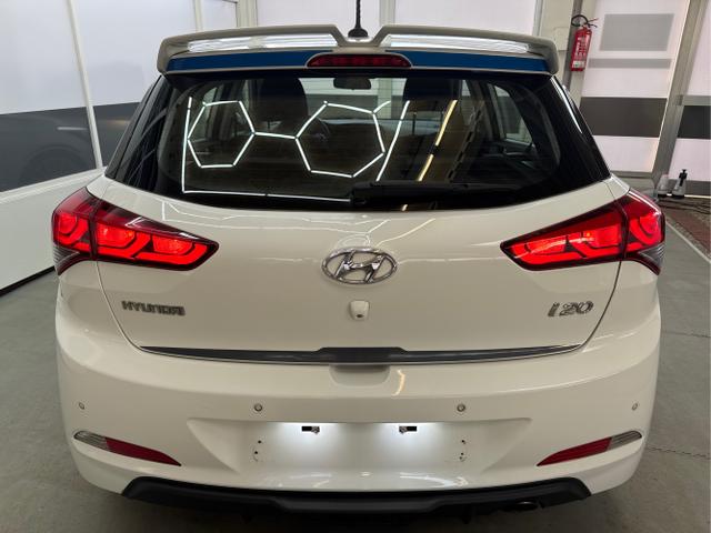 Hyundai / i20 / Weiß / / / Einer von 700 NAVI SHZ PDC v+h 18ALU