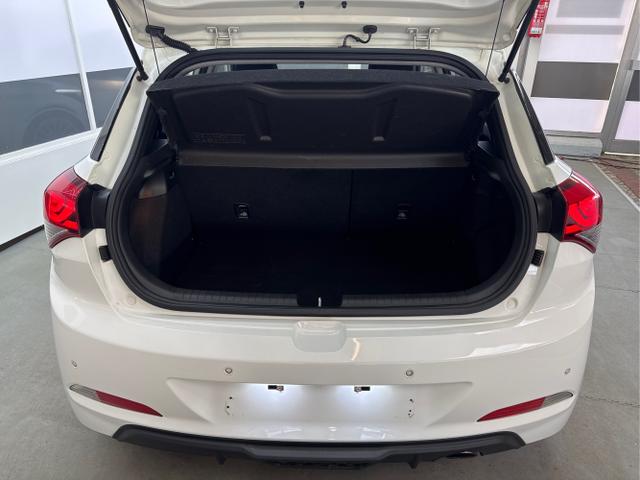 Hyundai / i20 / Weiß / / / Einer von 700 NAVI SHZ PDC v+h 18ALU