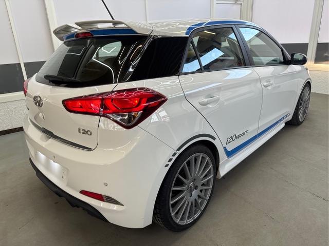 Hyundai / i20 / Weiß / / / Einer von 700 NAVI SHZ PDC v+h 18ALU