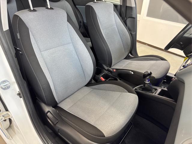 Hyundai / i20 / Weiß / / / Einer von 700 NAVI SHZ PDC v+h 18ALU