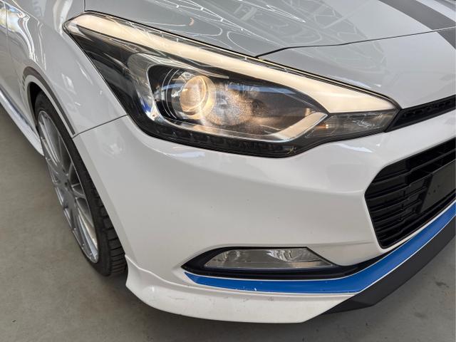 Hyundai / i20 / Weiß / / / Einer von 700 NAVI SHZ PDC v+h 18ALU