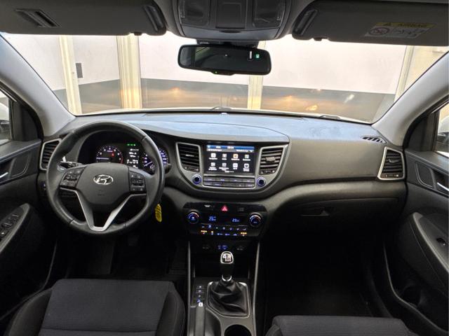 Hyundai / TUCSON / Weiß / / / Navi Tempomat SHZ v+h PDC