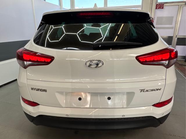 Hyundai / TUCSON / Weiß / / / Navi Tempomat SHZ v+h PDC