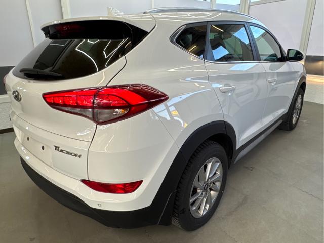 Hyundai / TUCSON / Weiß / / / Navi Tempomat SHZ v+h PDC