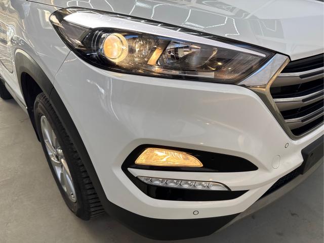 Hyundai / TUCSON / Weiß / / / Navi Tempomat SHZ v+h PDC