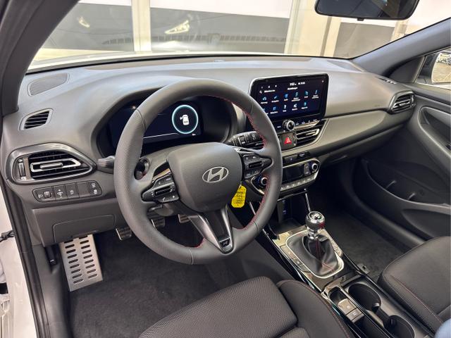 Hyundai / i30 / Weiß / / / N-LINE SHZ NAVI PDC RFK