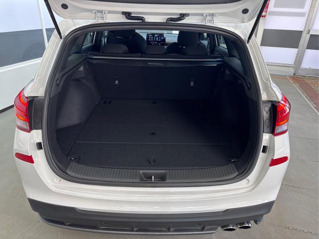 Hyundai / i30 / Weiß / / / N-LINE SHZ NAVI PDC RFK
