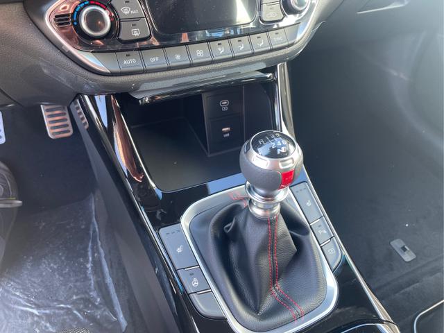 Hyundai / i30 / Weiß / / / 