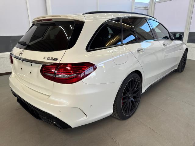 Mercedes-Benz / C 63 AMG / Weiß / / / NAVI PANO BURMESTER HeadUpDisplay