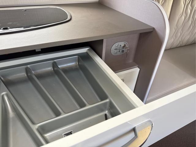 Bürstner / TD 680 G / Grau Weiss / / / Hubbett/Kamera/Markise/