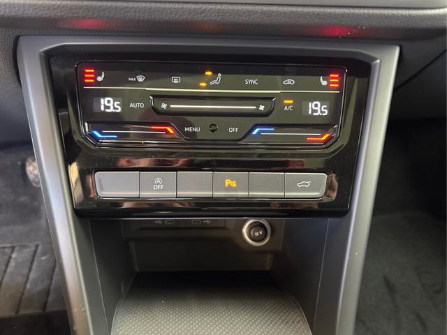 Volkswagen / Touran / Silber / / / PANO NAVI SHZ RFK ACC