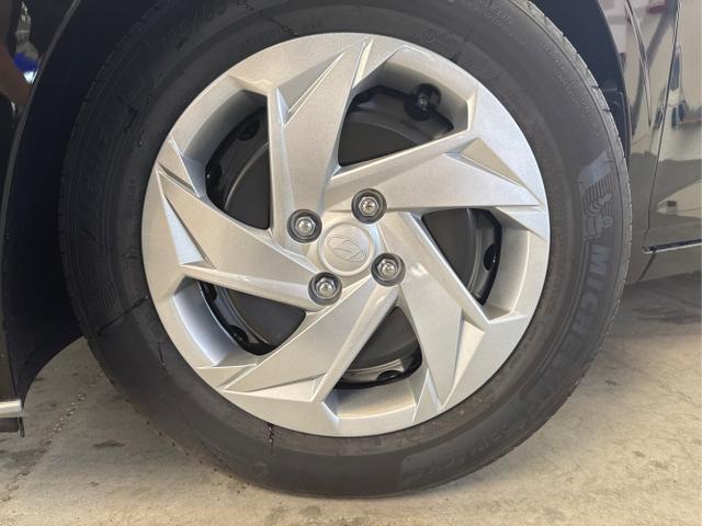 Hyundai / i20 / Schwarz / / / NAVI Klimaautomatik SHZ 