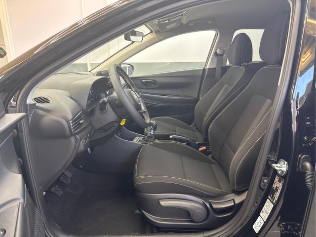 Hyundai / i20 / Schwarz / / / NAVI Klimaautomatik SHZ 