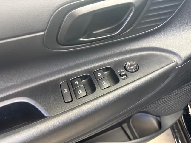 Hyundai / i20 / Schwarz / / / NAVI Klimaautomatik SHZ 