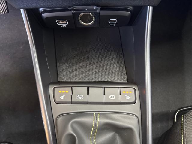 Hyundai / i20 / Schwarz / / / NAVI Klimaautomatik SHZ 