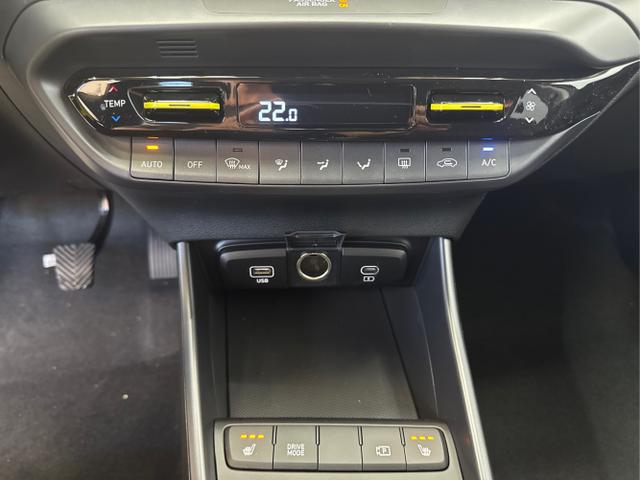 Hyundai / i20 / Schwarz / / / NAVI Klimaautomatik SHZ 
