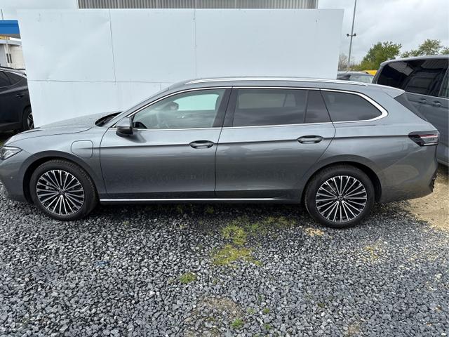 Volkswagen / Passat Variant / Weiß / / / 