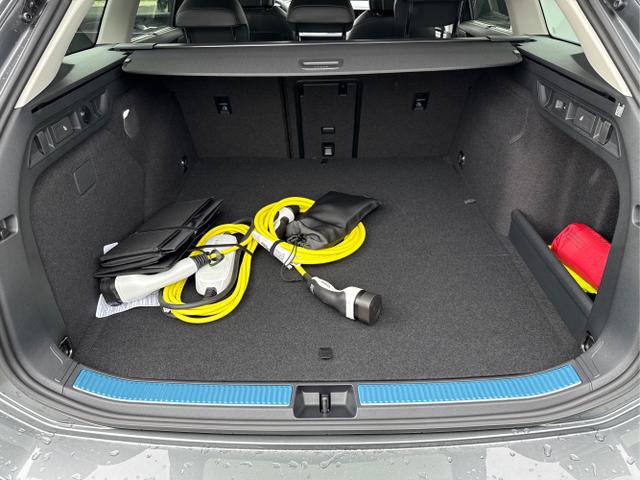 Volkswagen / Passat Variant / Weiß / / / 
