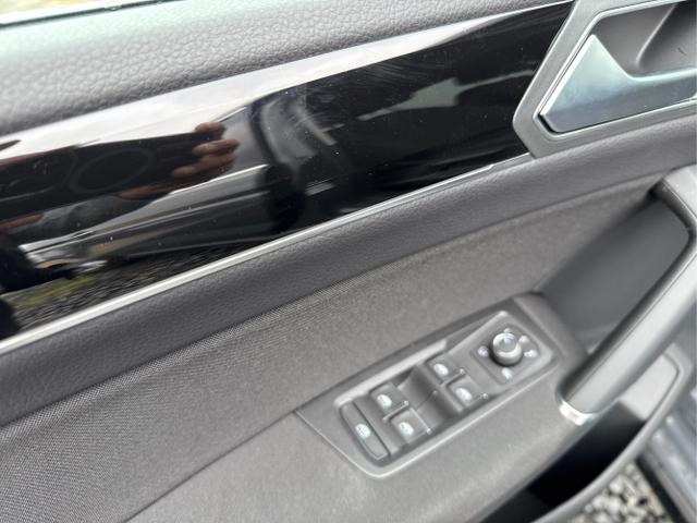 Volkswagen / Touran / Weiß / / / 
