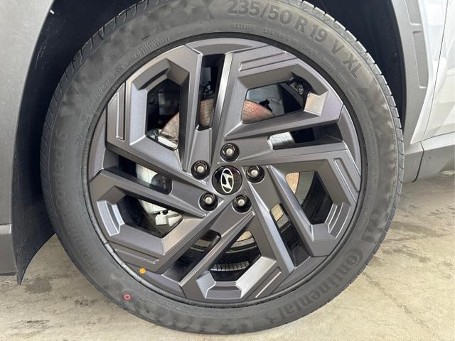 Hyundai / TUCSON FACELIFT / Shimmering Silver R2T / / / DCT 20th Anniversary ACC NAVI PANO KRELL 360 SHZ 